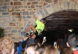 Un escalador, en la pasada edición de la Copa de Escalada Urbana en Potes.