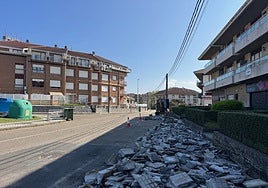 Obras en la calle El Rano, en Noja.