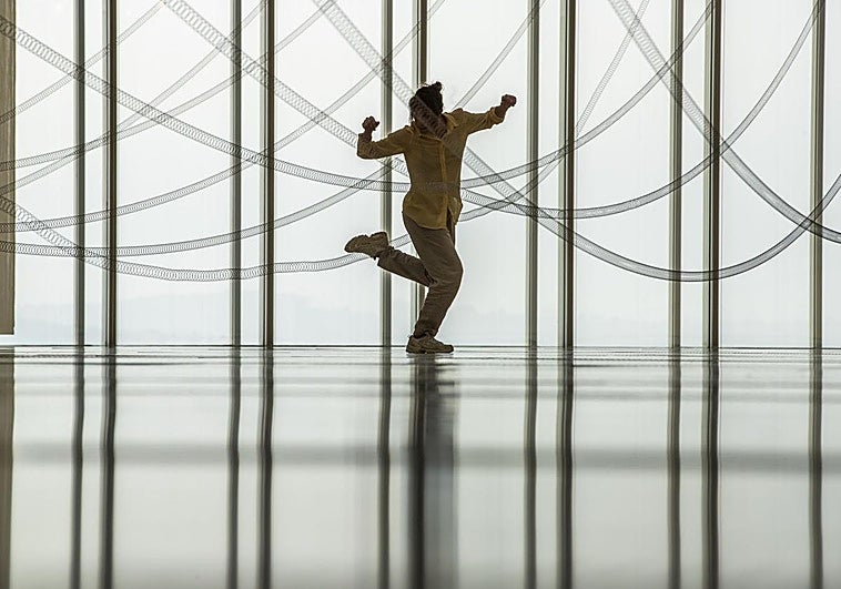 Maider G. Etxegibel, una de las siete intérpretes que participan por turnos en la performance, 'enredada' en la instalación artística .