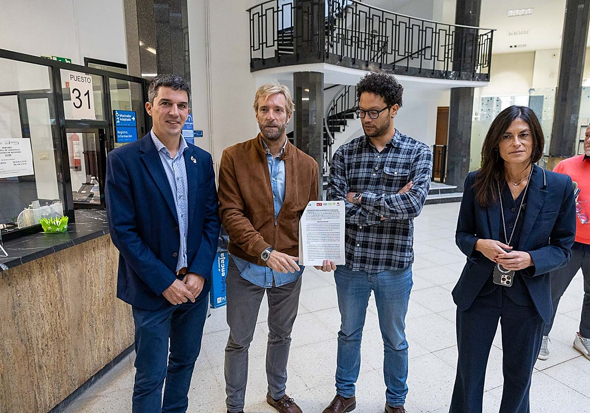 De izquierda a derecha, Daniel Fernández (PSOE), Felipe Piña (PRC), Keruin Martínez (IU) y Laura Velasco (Vox) frente a la ventanilla de registros