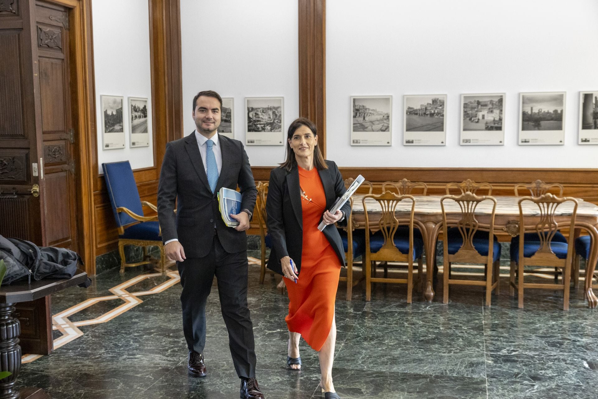 La alcaldesa de Santander, Gema Igual, acompañada por el concejal de Economía, Javier García, este viernes, a su llegada a la rueda de prensa para presentar el borrador del Presupuesto para 2026.