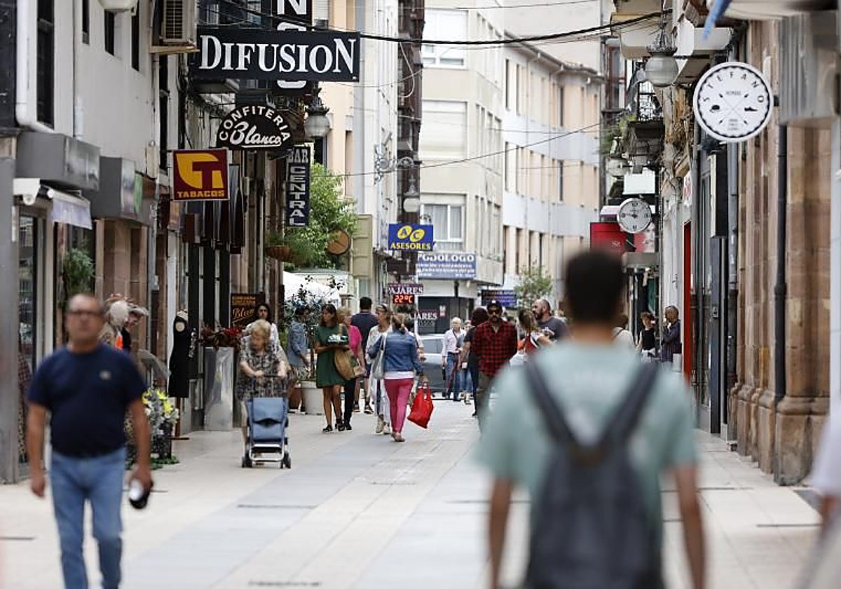 Vecinos caminan por la calle Consolación de Torrelavega, en una imagen de archivo.