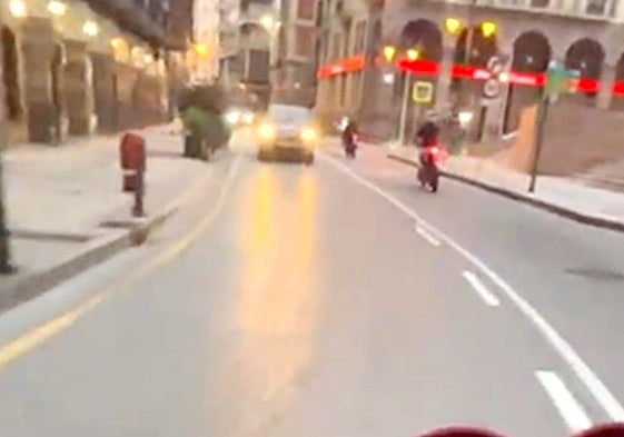 Imagen compartida por la Guardia Civil de una de las grabaciones investigadas de estas carreras, en pleno centro de Torrelavega.