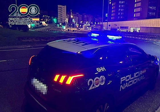 Patrulla de la Policía Nacional frente al Hospital Valdecilla.