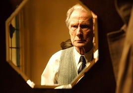 En 'Living', un burócrata (Bill Nighy) se enfrenta a una enfermedad terminal.