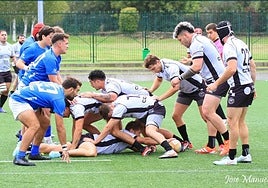 Los jugadores del Cormorán (derecha), en un ruck en el primer partido de Liga ante el Oviedo.
