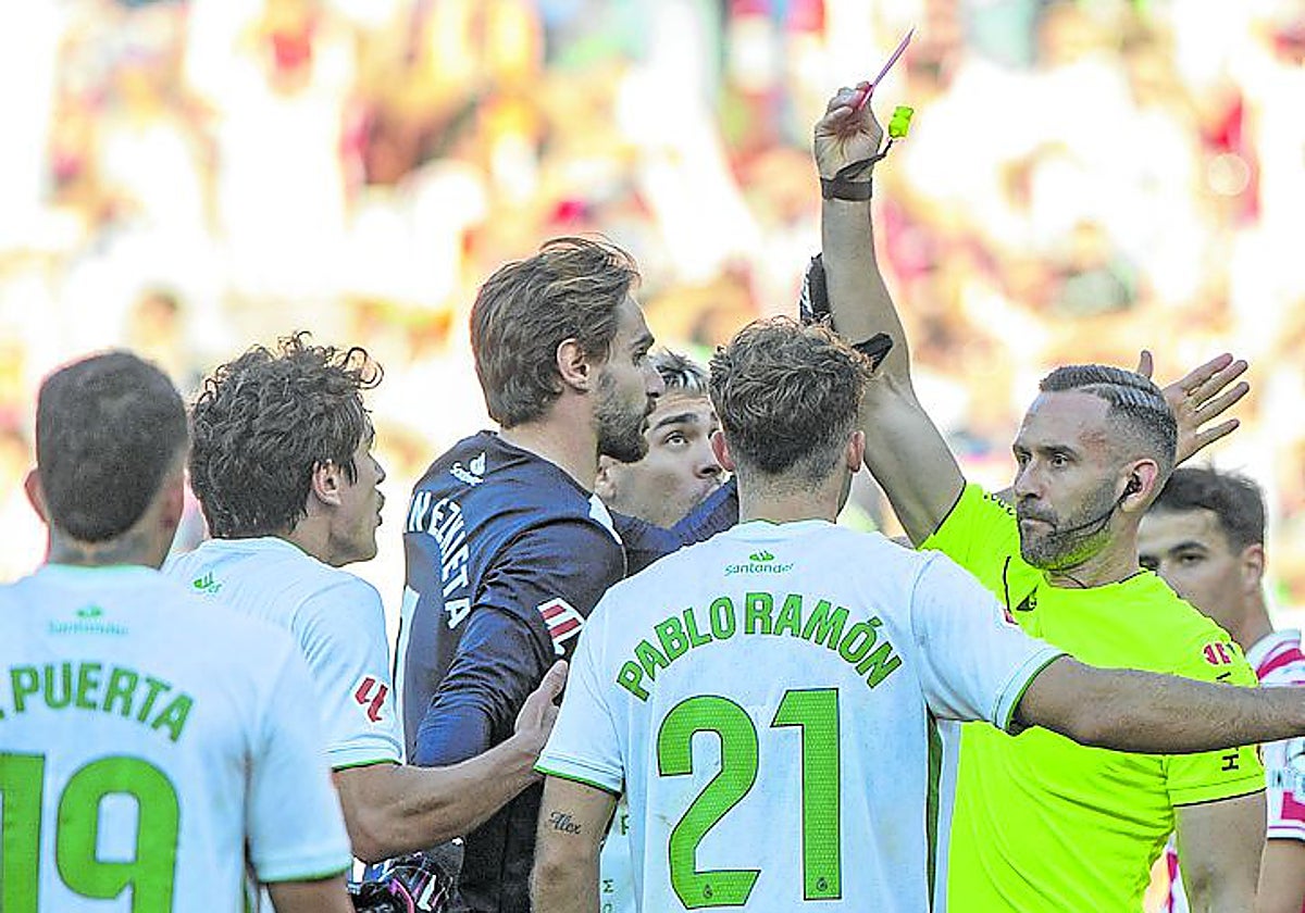 El colegiado muestra la roja a Sangalli en El Molinón