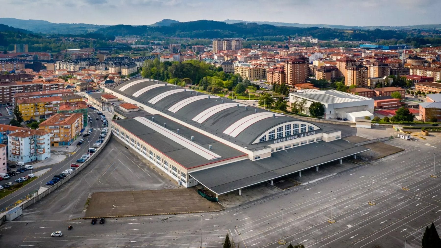 Vista aérea del Mercado Nacional de Ganados 'Jesús Collado Soto' de Torrelavega, entre Nueva Ciudad (izquierda) y El Zapatón (derecha).
