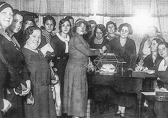 Concha Espina vota en las primeras elecciones. Clara Campoamor le ayuda a depositar el voto. 1933.