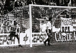 El meta del Sporting llama la atención de las redes de su portería tras el gol de Quique, ante Suances.