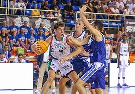 Lugarini, del Alega, defiende la pelota ante dos rivales