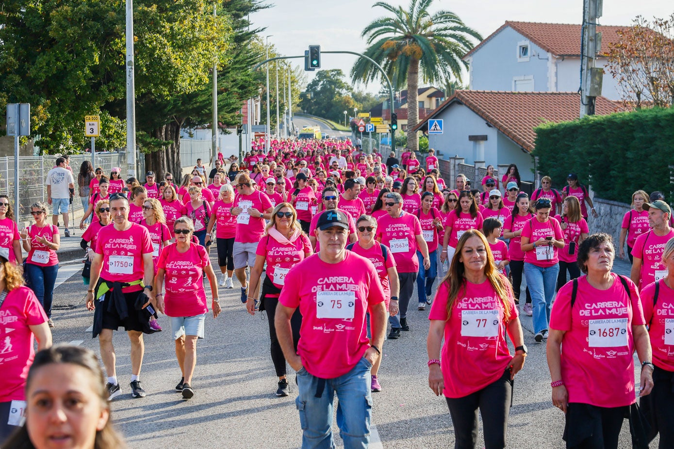 Una marea rosa de personas cubre las calles del municipio.