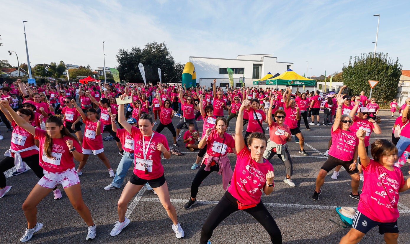 Los asistentes se marcan un animado baile antes de iniciar el recorrido.