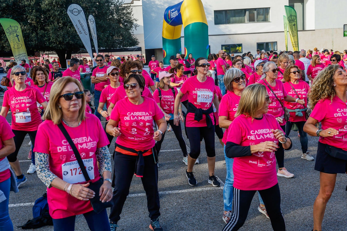 Pasos de baile para calentar la musculatura antes de iniciar la marcha.