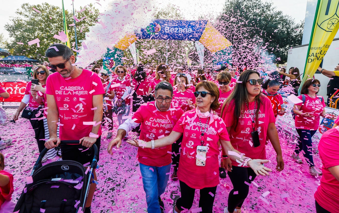 El suelo se vuelve de color rosa en la emocionante salida de la marcha solidaria.