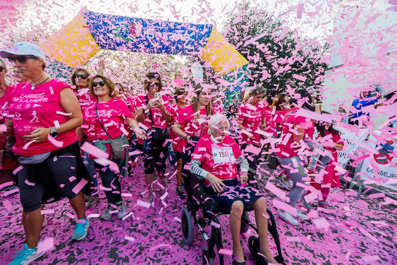 Una mujer en silla de ruedas inicia el recorrido acompañada de su familia.
