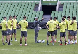 José Alberto López imparte instrucciones en los Campos de Sport. Roberto Ruiz
