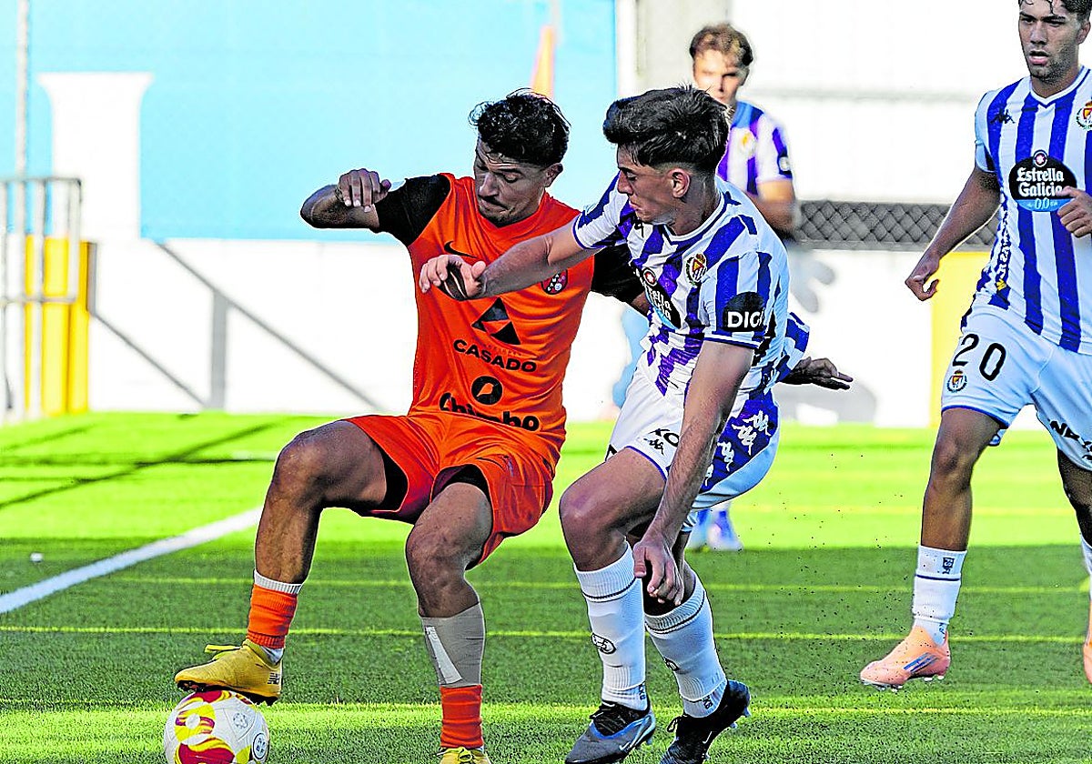 Aitor, del Sámano, controla el balón ante un rival del Valladolid Promesas