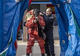 Un agente del Tedax-NRBQ realiza prácticas con el traje utilizado para trabajar en situaciones de riesgo biológico y químico.