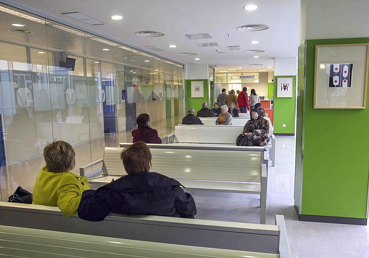 Pacientes aguardan su turno en una de las salas de espera de Valdecilla Sur.