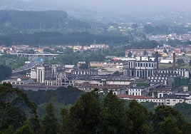 Vista aérea de Sniace, el pasado mayo, con la estructura de los antiguos edificios industriales.