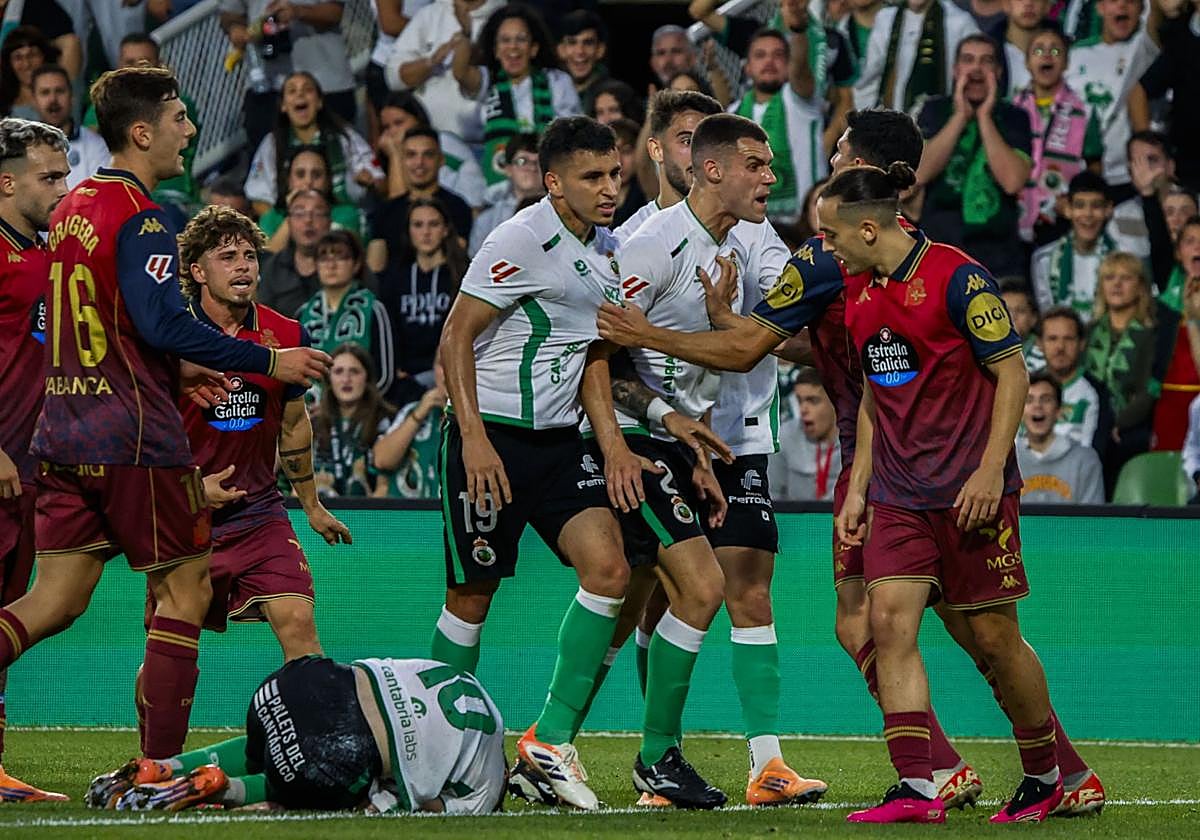 Mantilla, Andrés y Puerta se enfrentan a los jugadores deportivistas con Íñigo Vicente en el suelo, en una acción en la que pidieron penalti.