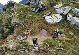 Los arqueólogos, en el lugar que ocupó el castillo de los Picones.