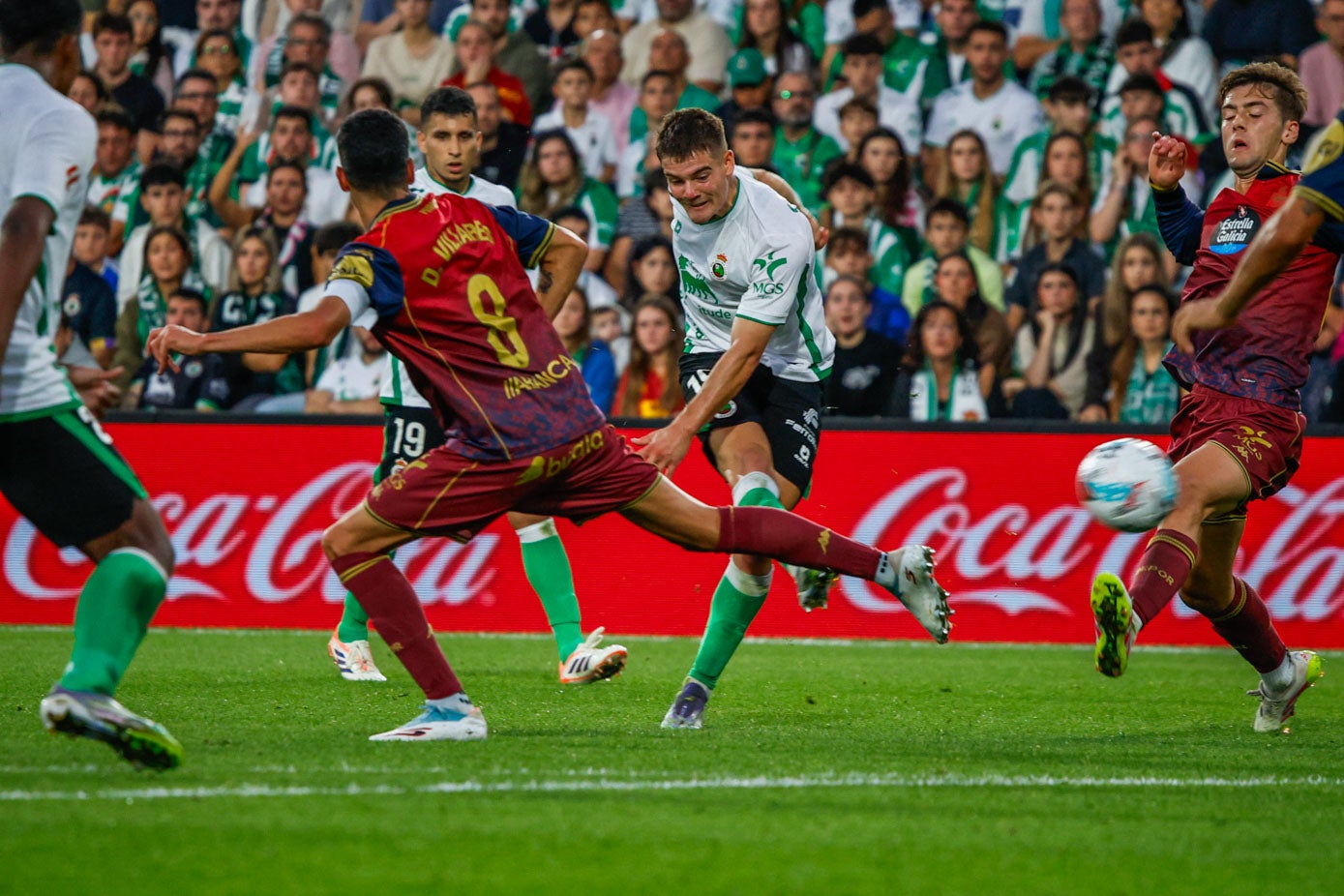 Peio Canales lanza un pase.