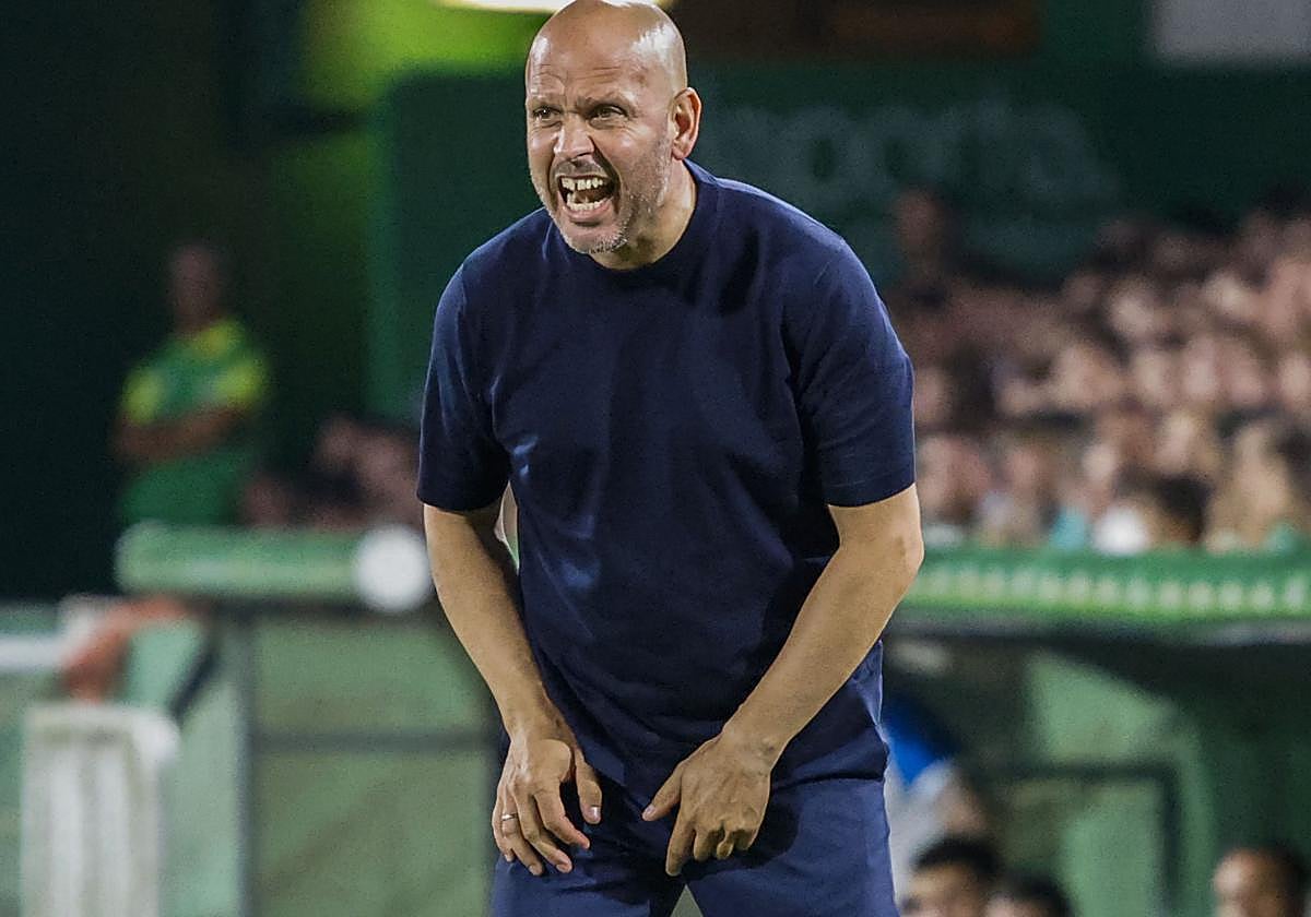 José Alberto vive el partido al límite desde la banda
