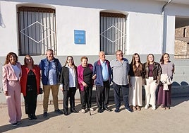 Familia y autoridades junto a Pancho Castillo en el bautizo con su nombre de la bolera de Mata.
