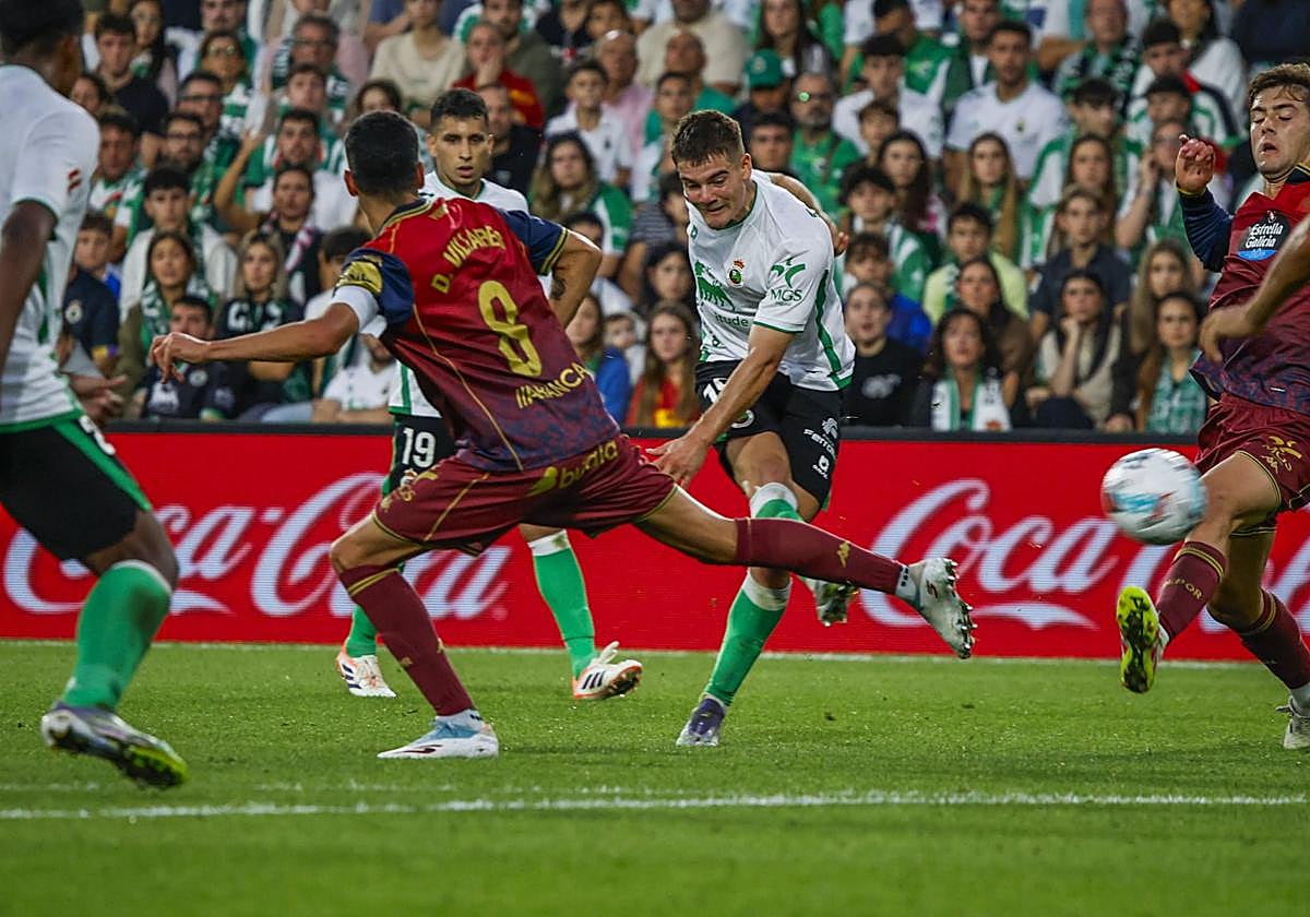 Peio Canales, con Gustavo Puerta a su espalda, dispara a la portería del Deportivo entre Villares y Dani Barcia.