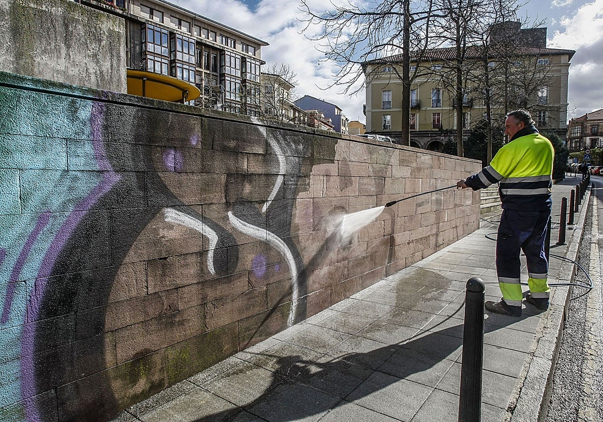 Un trabajador municipal en Torrelavega.