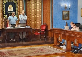 El alcalde a la izquierda y el portavoz socialista a la derecha.