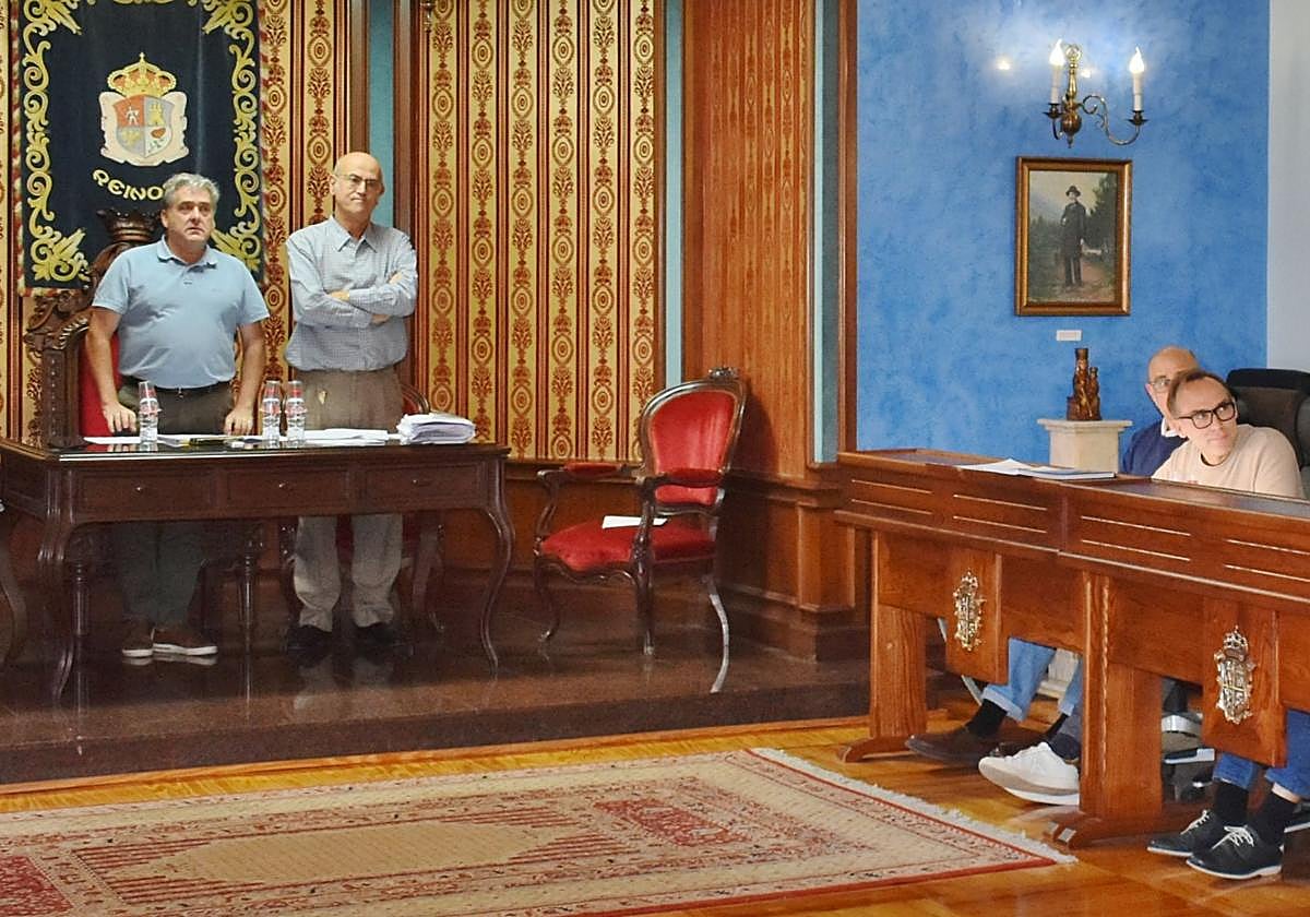 El alcalde a la izquierda y el portavoz socialista a la derecha.