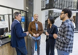 Daniel Fernández (PSOE), Felipe Piña (PRC), Laura Velasco (Vox), y Keruin P. Martínez (IU), la semana pasada, antes de una registrar una moción en el Ayuntamiento de Santander para su debate en el próximo pleno sobre la ampliación de los Campos de Sport de El Sardinero.