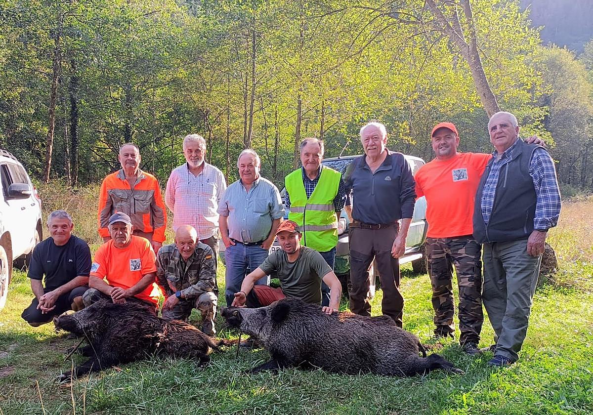 Componentes de la cuadrilla número 22, que dirige Joaquín de la Fuente, con un par de jabalíes abatidos el pasado día 11 en el lote de Peña Colsa.