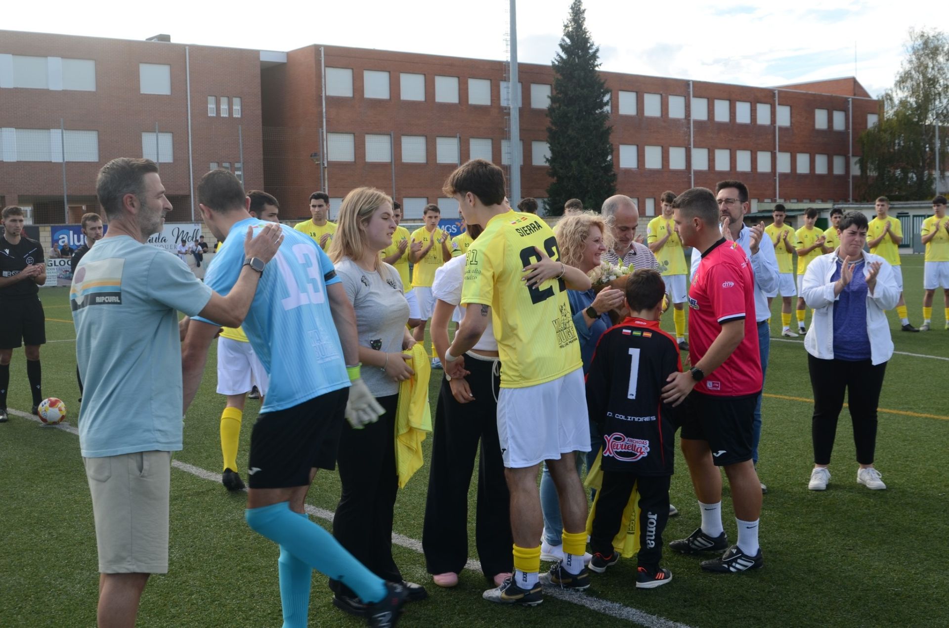 Los jugadores del Colindres saludan a la familia de quien fuera su portero.