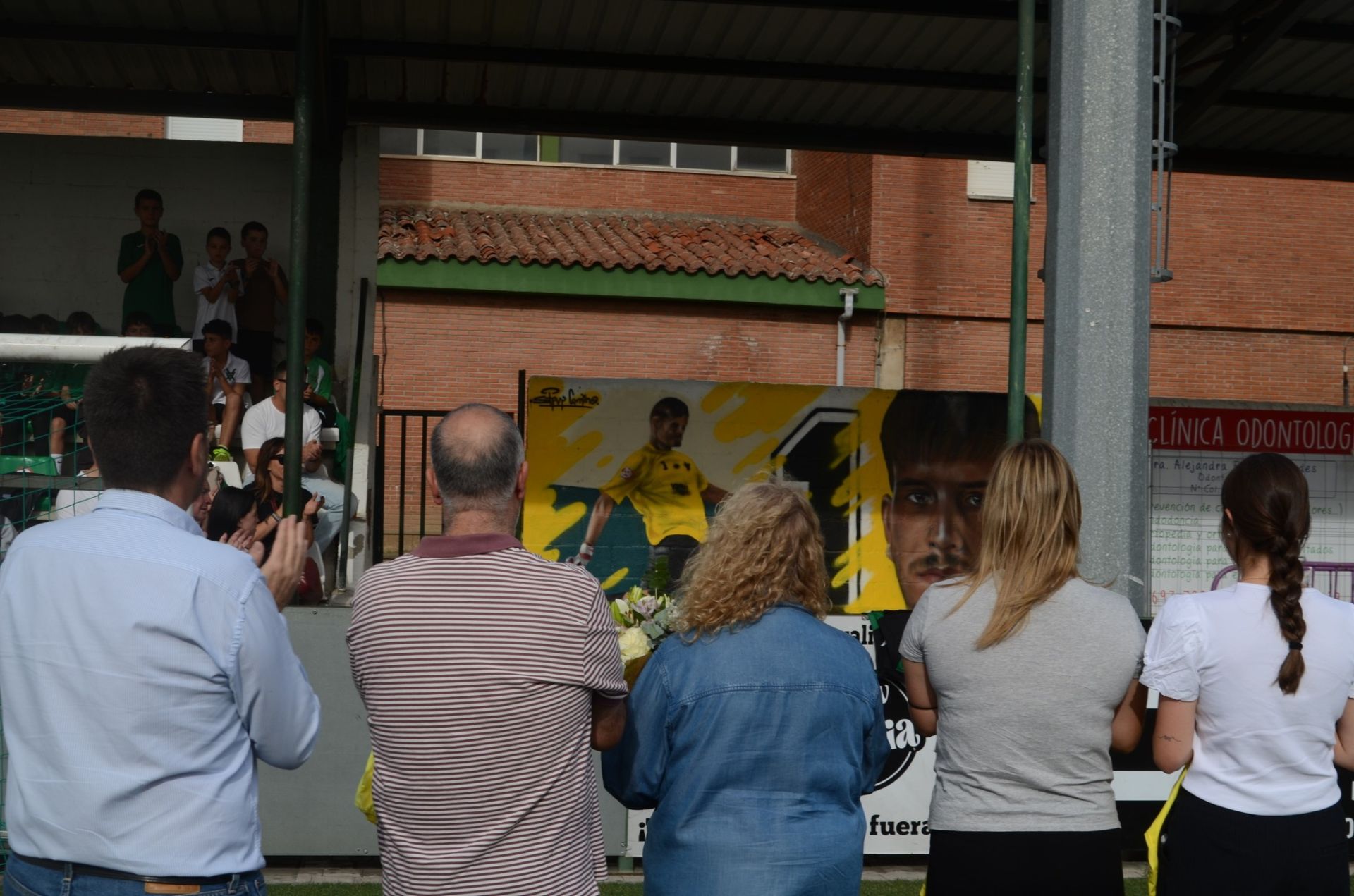 Una ovación en memoria de Raúl ante su mural.