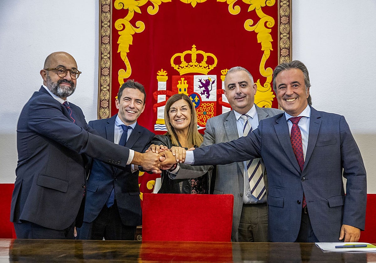 Pedro Marco de la Peña, presidente de Adif; Pedro Casares, delegado del Gobierno; María José Sáenz de Buruaga, presidenta regional; Roberto Media, consejero de Fomento, y Diego Movellán, alcalde de Camargo, tras la firma del convenio.
