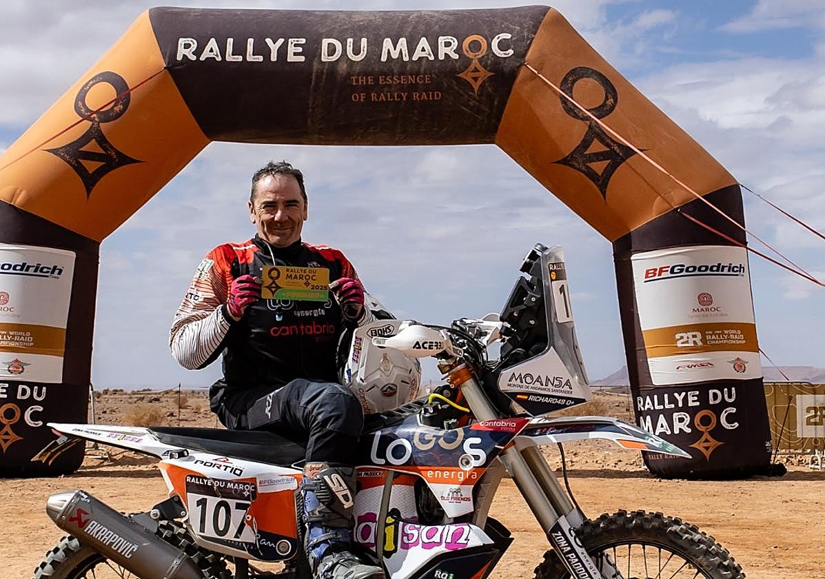 Ricardo Lastra, con el dorsal 107, posa en el arco de meta tras completar el Rally de Marruecos 2025, donde finalizó 4º en el Trofeo de Veteranos y 53º en Rally 2.