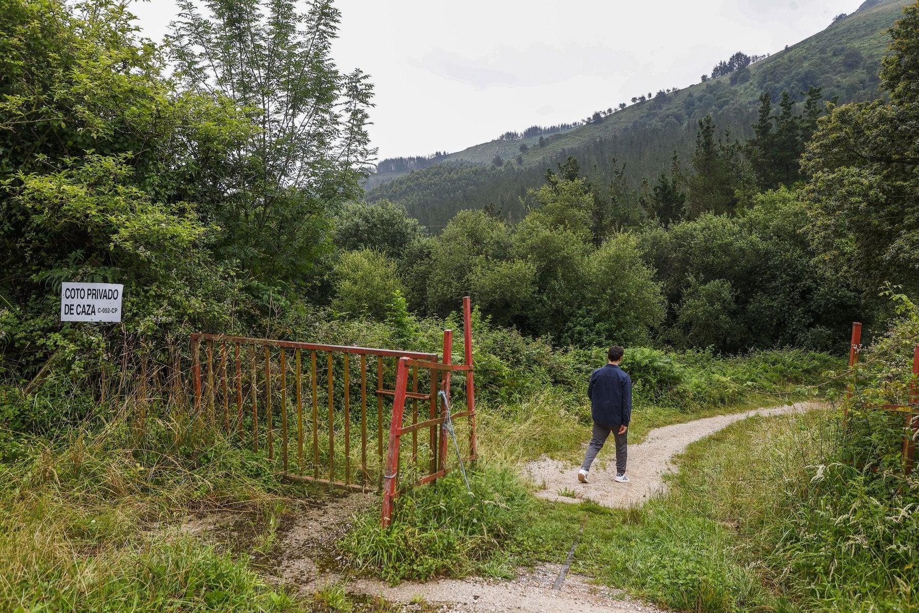 Un hombre camina por la senda que da acceso a la futura ruta familiar y turística, en el monte Dobra.