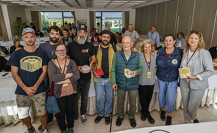 Los ponentes sobre los quesos pasiegos posan juntos al término de la conferencia con sus respectivos productos.