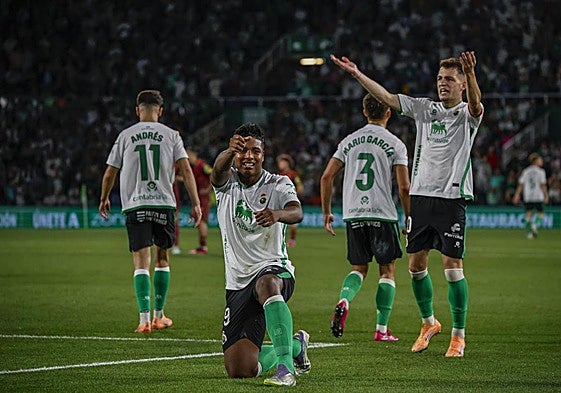 Jeremy festeja el gol de la victoria de este domingo ante el Dépor, mientras Íñigo Vicente anima al público.