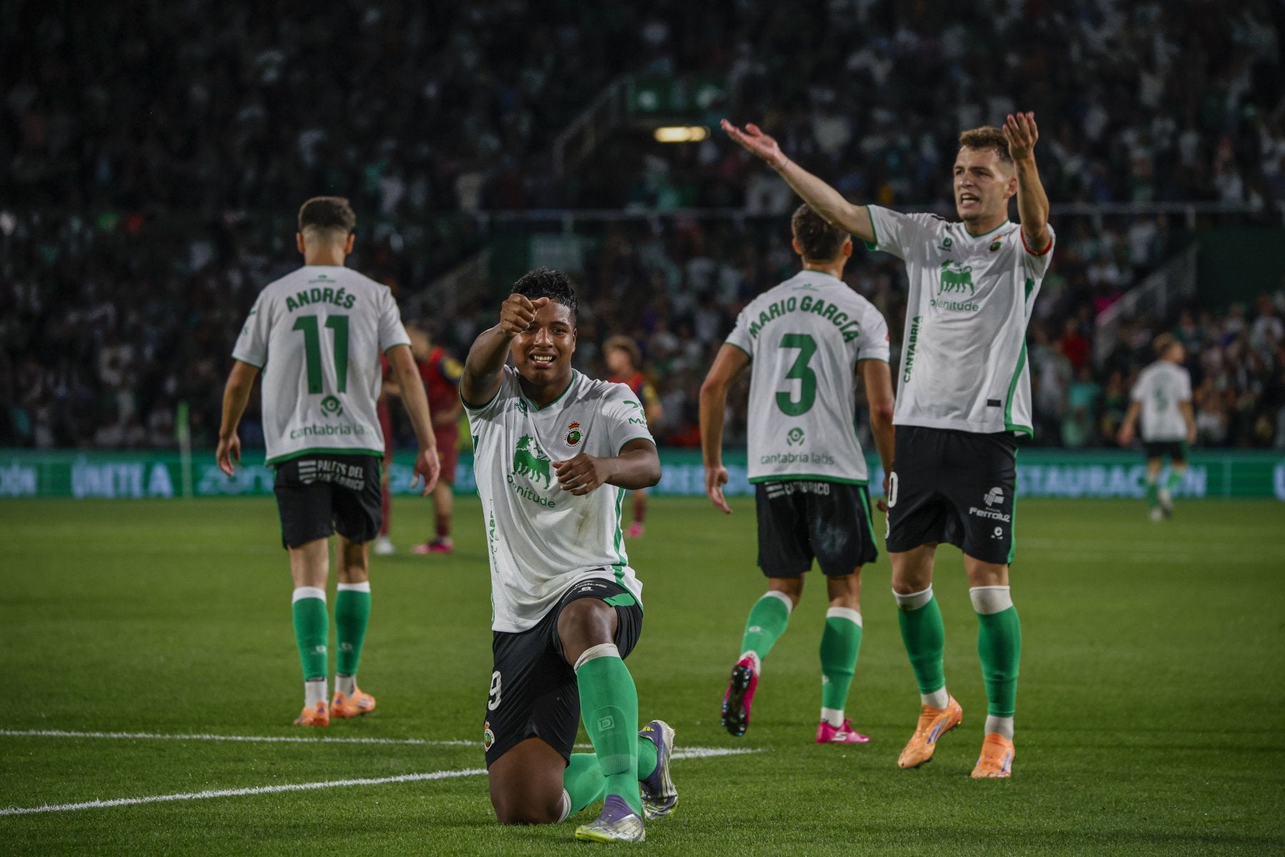 Jeremy festeja el gol de la victoria de este domingo ante el Dépor, mientras Íñigo Vicente anima al público.