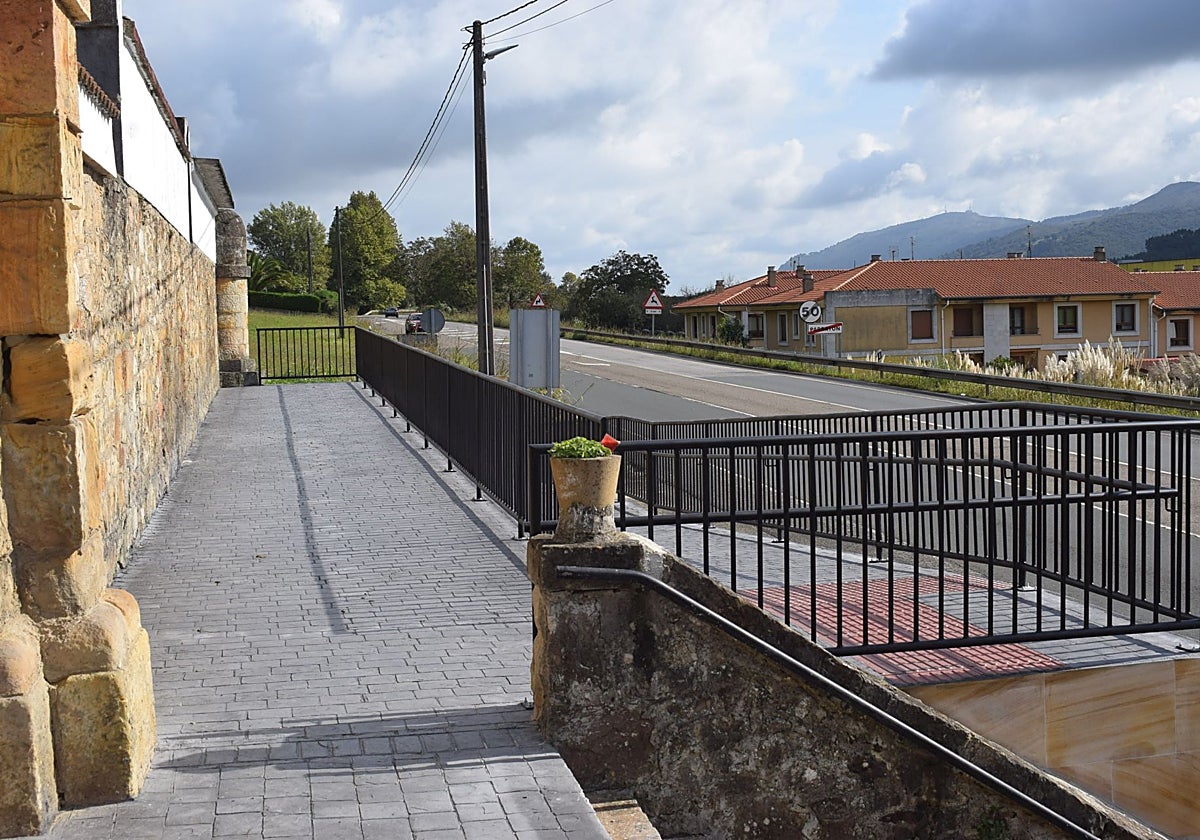 Rampa recién habilitada en el acceso al cementerio de Parbayón, en Piélagos.