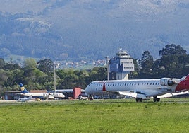 Un avión de Iberia se prepara para despegar en el Seve.