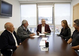 Encuentro entre Roberto Media y el alcalde y concejales de Valderredible.