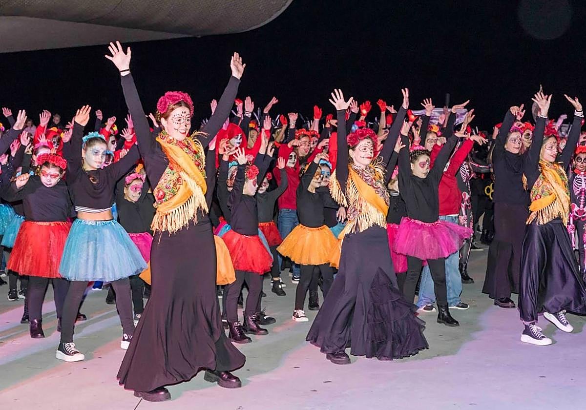 Exhibición de baile durante las actividades de Halloween del año pasado.