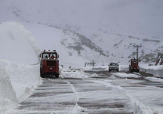 Una quitanieves trabaja en la carretera de acceso a Brañavieja.
