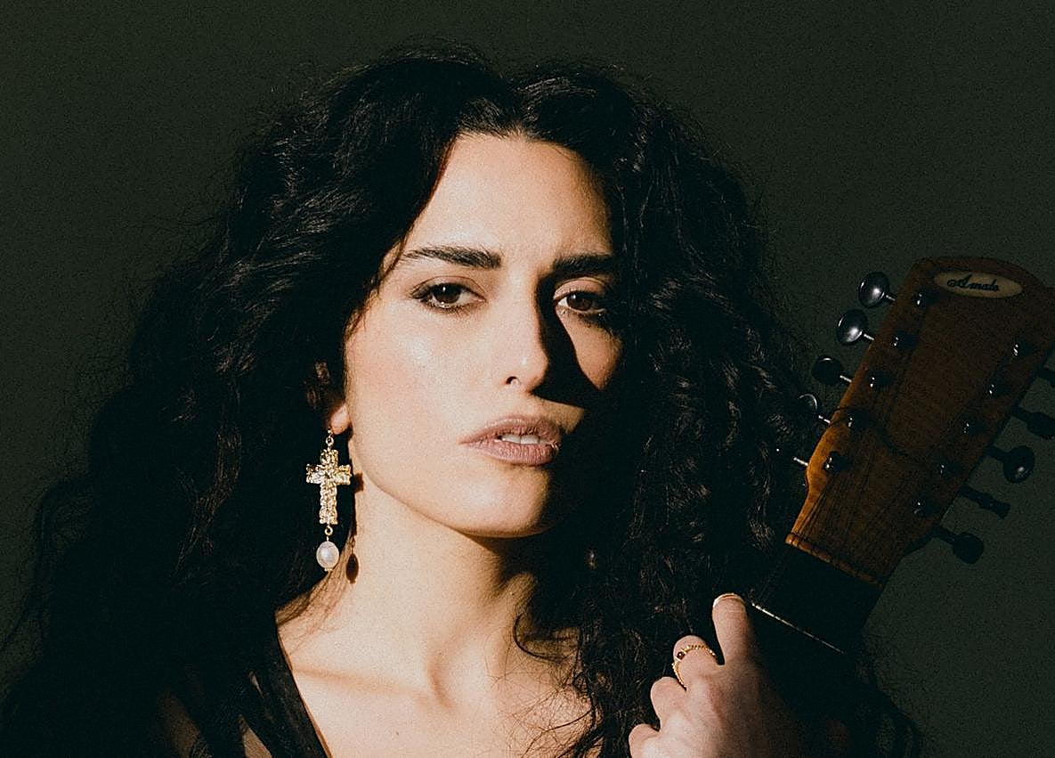 Imagen secundaria 1 - El ensemble El Gran Teatro del Mundo protagoniza un concierto participativo en la imagen de arriba y La Niña en música abierta, 